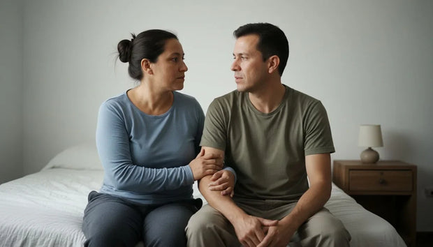 Pareja conversando sentada en la cama, cómo durar más en la cama sin pastillas